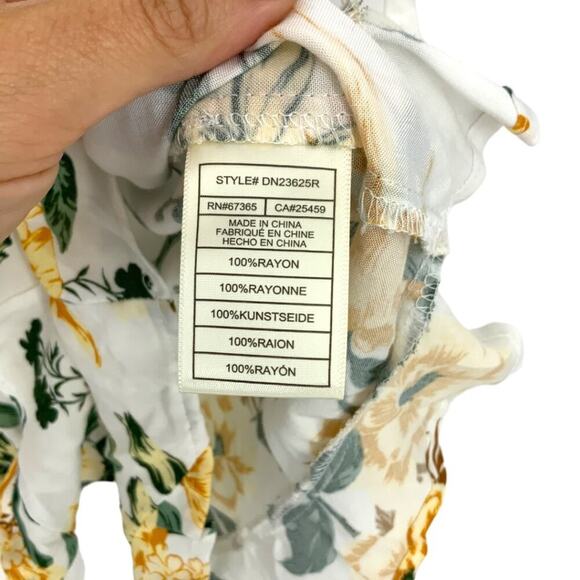 Steve Madden Yellow Floral V Neck Flutter Sleeve Romper Size XS NWOT - Picture 4 of 7